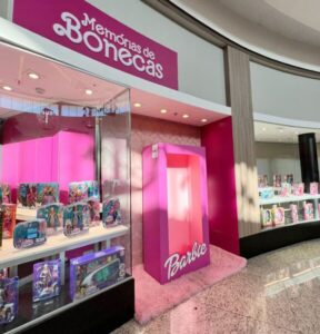 Mais de 120 Barbie’s de um acervo pessoal estão expostas no Shopping Palladium Umuarama