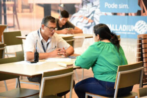 Candidatos aproveitam mutirão para conquistar uma das 100 vagas de trabalho no shopping