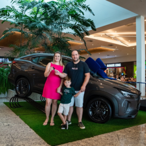 Moradora de Iguatemi ganha o carro da promoção de Natal do Shopping Palladium Umuarama